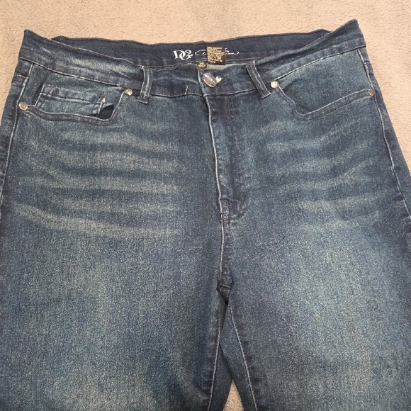 Cropped Capri Ruffle Jeans - Picture 6 of 6